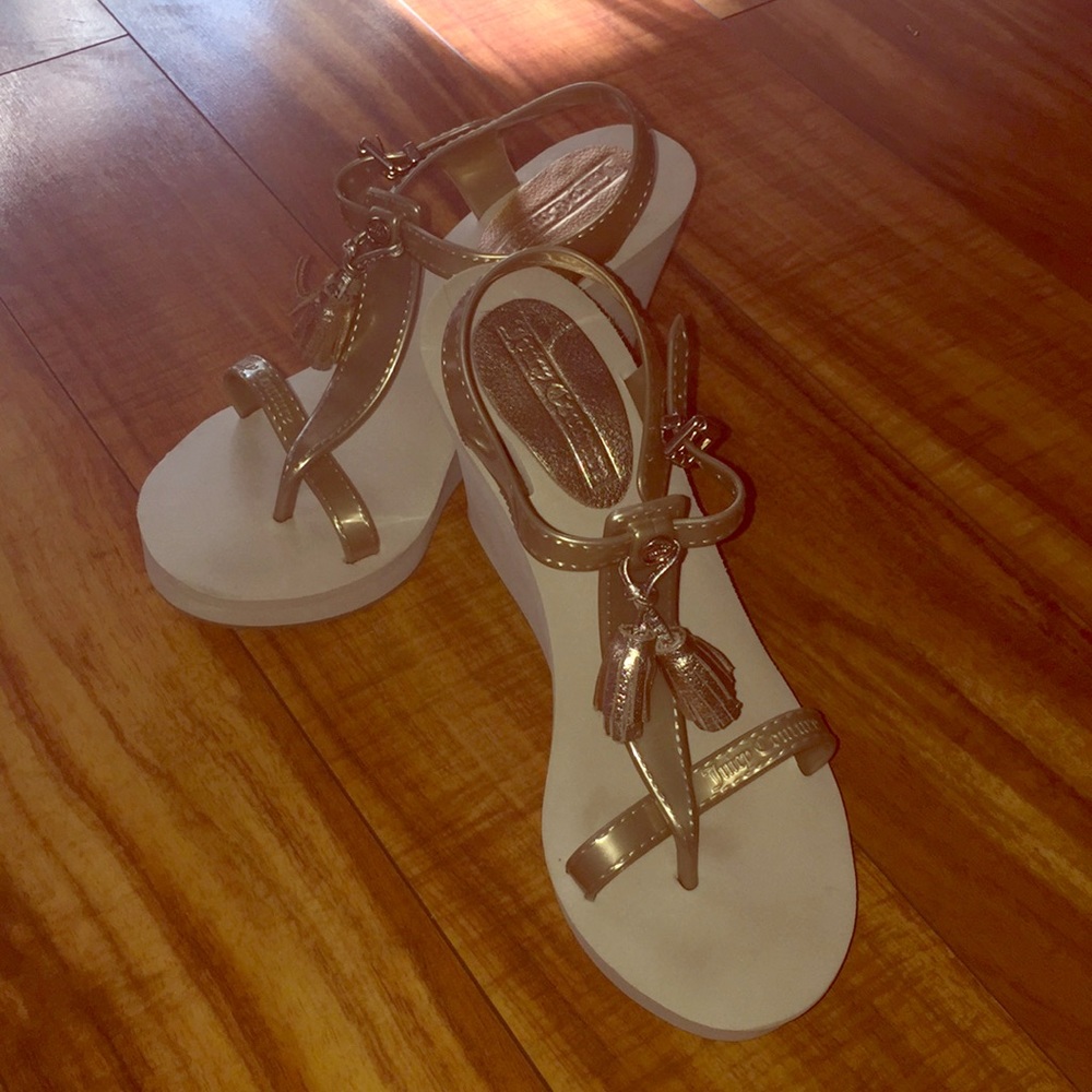 Juicy Couture 4 inch wedge size 7 gold New